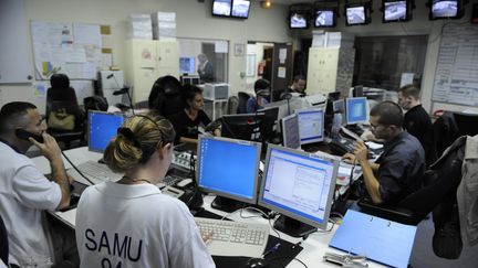 Le centre d'appel du Samu du Val-de-Marne à l'hôpital Henri-Mondor de Créteil, le 15 mai 2008. (STEPHANE DE SAKUTIN / AFP)