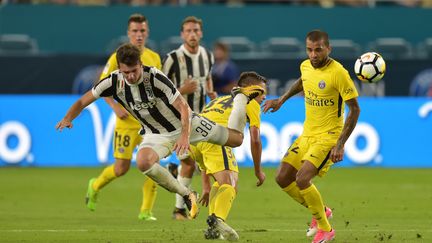  Fabrizio Caligar (Juve) face à Dani Alves (PSG) (HECTOR RETAMAL / AFP)