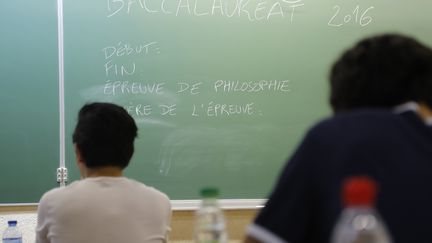 Des &eacute;l&egrave;ves de terminale du lyc&eacute;e Charlemagne de Paris sur le point de commencer l'&eacute;preuve de philosophie du bac, le 15 juin 2016. (FRANCOIS GUILLOT / AFP)