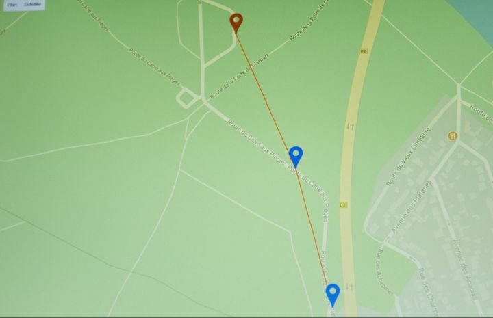 Au moment du déclenchement de l'appel, un signal envoie la géolocalisation GPS du véhicule. (SNSA POUR FRANCE INFO)