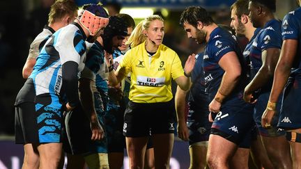 Joy Neville, première femme à avoir arbitré un match de rugby masculin en 2017 (NICOLAS TUCAT / AFP)