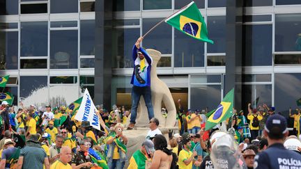 Des militants pro-Bolsonaro ont pris d'assaut plusieurs lieux de pouvoir à Brasilia (Brésil), dimanche 8 janvier. (SERGIO LIMA / AFP)