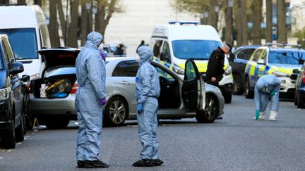 Des policiers scientifiques inspectent la voiture de l'ambassadrice d'Ukraine à Londres (Royaume-Uni), attaquée par un homme d'une quarantaine d'années, le 13 avril 2019. (GONZALO FUENTES / REUTERS)