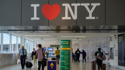 Des passagers dans l'aéroport John F. Kennedy à New-York (États-Unis). (ANGELA WEISS / AFP)