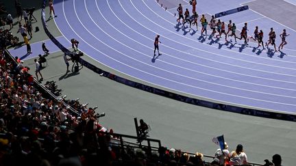 Le public du Stade de France assiste aux qualifications du 5 000 mètres des JO de Paris 2024. Illustration. (ANNE-CHRISTINE POUJOULAT / AFP)