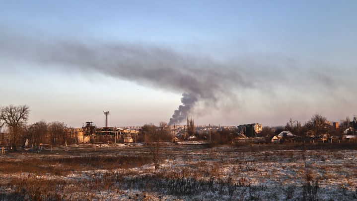 De la fumée s'échappe de la ville de Soledar (Ukraine) après un bombardement, le 8 janvier 2023. (ROMAN CHOP / AP / SIPA)