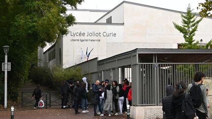 Des élèves à l'entrée du lycée Joliot-Curie à Nanterre (Hauts-de-Seine), le 17 octobre 2022.&nbsp; (BERTRAND GUAY / AFP)