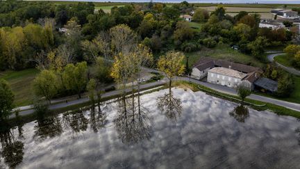 La Charente en crue à Saint-Simeux (Charente) le 8 novembre 2023. (RENAUD JOUBERT / MAXPPP)