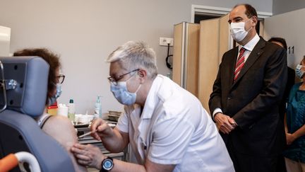 Le Premier ministre Jean Castex assiste à une vaccination, le 16 avril 2021 à Caen (Calvados). (SAMEER AL-DOUMY / AFP)