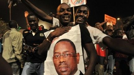 Les partisans de Macky Sall célèbrent à Dakar la victoire de leur candidat à la présidentielle le 25 mars 2012. (AFP - ISSOUF SANOGO)