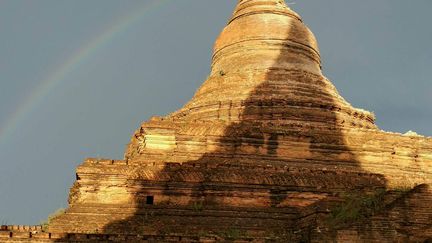 Une des pagodes endommagées de Bagan, le 24 août, à la lumière d'un superbe arc-en-ciel. (STRINGER . / REUTERS)