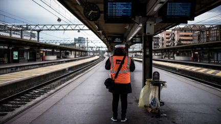 Un employé de la SNCF à la gare de Lyon Part-Dieu, durant la première journée de grève des cheminots, le 2 avril 2018. (JEFF PACHOUD / AFP)