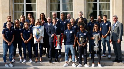 Emmanuel Macron avec les joueuses de l'OL  (GEOFFROY VAN DER HASSELT / POOL)