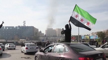 Bachar al-Assad n’est donc plus le maître de Damas, il a fui son pays pour un exil à Moscou, laissant son palais et le pays entre les mains des rebelles islamistes. (France 2)