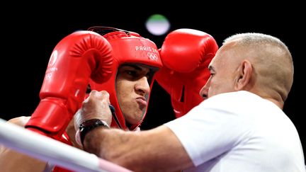 La boxeuse algérienne Imane Khelif sur le ring en compagnie de son coach  Mohamed Al-Shawa, le 1er août 2024, à Villepinte (Seine-Saint-Denis). (RICHARD PELHAM / GETTY IMAGES)