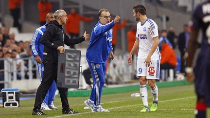 Marcelo Bielsa donne ses consignes à André-Pierre Gignac, dimanche à Bordeaux (PHILIPPE LAURENSON / BLUEPIX)