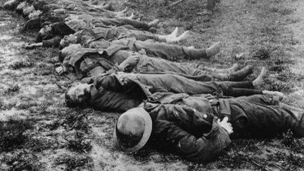 Corps de soldats britanniques en attente d'être enterrés, avril 1918. Lieu inconnu (AFP - The Art Archive - Imperial War Museum - Photo archive IWM)