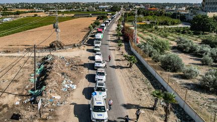 Des camions d'aide humanitaire arrivent dans la bande de Gaza après avoir traversé le poste-frontière de Rafah, le 21 octobre 2023. (BELAL AL SABBAGH / AFP)