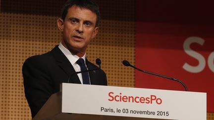 Valls se fait huer, mais est aussi très applaudi à Sciences-Po à Paris