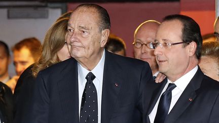 L'ancien pr&eacute;sident fran&ccedil;ais Jacques Chirac, accompagn&eacute; du pr&eacute;sident Fran&ccedil;ois Hollande, le 21 novembre 2013, &agrave; Paris. (JACKY NAEGELEN / POOL)