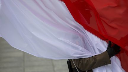 Le drapeau de la Pologne, lors d'une cérémonie militaire à Varsovie (Pologne), le 15 août 2022.&nbsp; (MICHAL DYJUK/AP/SIPA / SIPA)