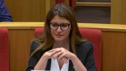 Mercredi 14 juin, Marlène Schiappa a dû s'expliquer devant la commission d'enquête pour la gestion controversée du fonds Marianne. La ministre a rejeté la responsabilité sur son administration. (FRANCEINFO)