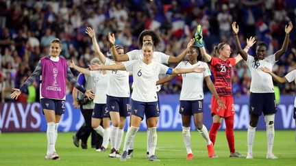 Les footballeuses de l'équipe de France célèbrent leur victoire en huitième de finale face au Brésil, le 23 juin 2019, au Stade Océane, au Havre. (LUCY NICHOLSON / REUTERS)