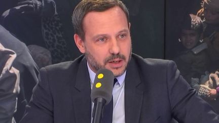 Adrien Taquet, secrétaire d'Etat auprès de la ministre de la Santé chargé de la protection de l'Enfance, était l'invité du 19h20 politique, mardi 12 mars sur franceinfo. (FRANCEINFO / RADIO FRANCE)