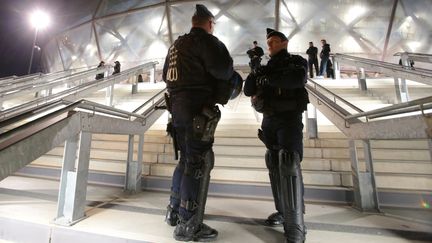 &nbsp; (Sécurité renforcée devant le stade de l'Allianz Riviera à Nice, le 20 novembre 2015 ©maxPPP)