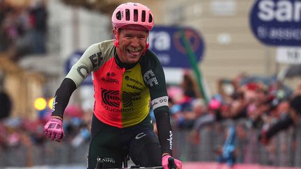 Magnus Cort Nielsen célèbre sa victoire lors de la 10e étape du Tour d'Italie, à Viareggio, le 16 mai 2023. (LUCA BETTINI / AFP)