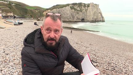 L'écrivain Joseph Macé-Scaron sur la plage d'Etretat.&nbsp; (FRANCEINFO)