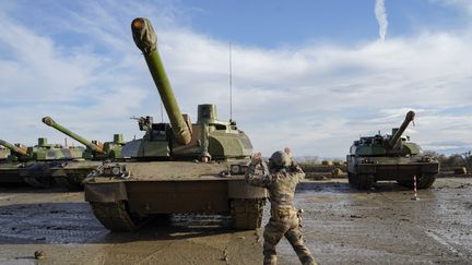 Un char de combat Leclerc de l'armée française, stationné au camp militaire de Cincu (Roumanie), le 8 décembre 2022. (FREDERIC PETRY / HANS LUCAS VIA AFP)