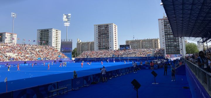 Les deux immeubles situés le plus à droite, au 26 et 28 de l'avenue Audra à Colombes (Hauts-de-Seine), bénéficient d'une vue imprenable sur le stade Yves-du-Manoir. (FRANCEINFO / BENOIT JOURDAIN)