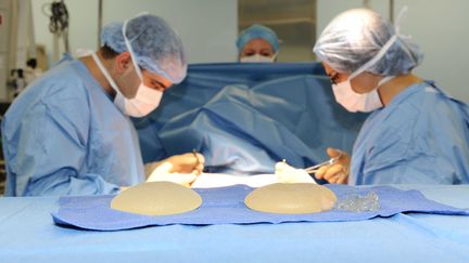 Une op&eacute;ration chirurgicale au cours de laquelle une femme se fait retirer deux proth&egrave;ses mammaires PIP &agrave; titre pr&eacute;ventif, le 5 janvier 2012 &agrave; Paris. (DURAND FLORENCE / SIPA)