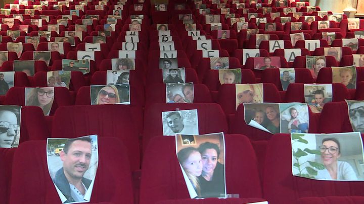 La salle du cinéma Le Rex à Bernay remplie de spectateurs "virtuels". (P. Cornily / France Télévisions)