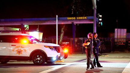 Les forces de l'ordre sécurisent la zone où a eu lieu une fusillade le 2 décembre 2015,&nbsp;à San Bernardino (Californie). (MINTAHA NESLIHAN EROGLU / ANADOLU AGENCY / AFP)