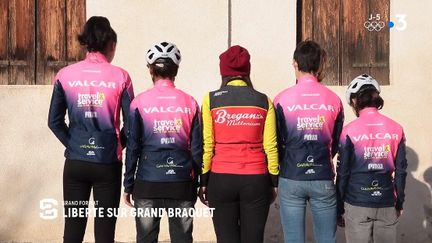 Suivez ces courageuses cyclistes afghanes qui ont dû quitter l'Afghanistan pour suivre leur rêve ! Un Grand Format signé Thierry Vildary !