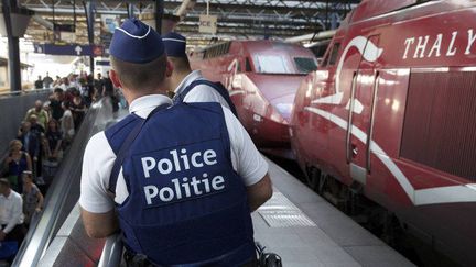 Un policier à la gare du Midi, à Bruxelles (Belgique), le samedi 22 août 2015, au lendemain de l'attentat déjoué dans le Thalys raliant Amsterdam à Paris. 