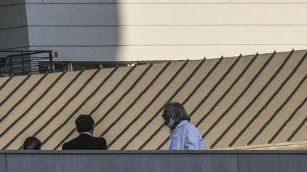 Emmanuel Macron a rencontré le professeur Didier Raoult lors de sa visite à l'Institut hospitalo-universitaire Méditerranée infection, à Marseille le jeudi 9 avril. (ANNE-CHRISTINE POUJOULAT / AFP)