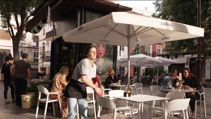 13H : Espagne : les habitants tentent de s'adapter à la chaleur