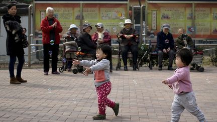 La politque des deux enfants n'aura qu'un effet marginal sur l'accélération du vieillissement dans les vingt prochaines années, indique une étude du «Lancet», publiée le 14 octobre 2016. A l'horizon 2050, un quart de la population aura plus de 65 ans, comme au Japon. Selon l'étude, qui préconise l'abandon de la politique de la limitation des naissances, il y a un besoin urgent en Chine d'infrastrucutres pour la prise en charge de la dépendance. (Ng Han Guan /AP)