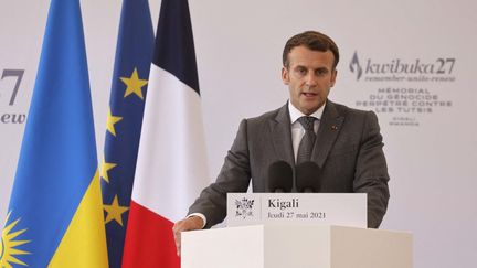 Emmanuel Macron prononce un discours lors d'une visite au Mémorial du génocide perpétré contre les Tutsi, le 27 mai 2021 à Kigali (Rwanda). (LUDOVIC MARIN / AFP)