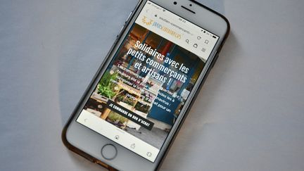 L'application solidaires avec les petits commercants et les artisans sur un smartphone. Photo d'illustration. (JEAN-CHRISTOPHE BOURDILLAT / RADIO FRANCE)