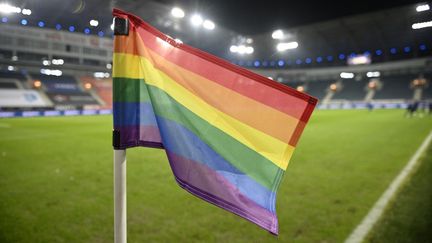 Le drapeau arc-en-ciel lors de la rencontre de Jupiler League entre La Gantoise et Oostende, le 8 mars 2021. (YORICK JANSENS / BELGA MAG via AFP)