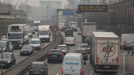 Le périphérique parisien, lors d'un pic de pollution, le 18 mars 2015.&nbsp; (CITIZENSIDE / CAROLINE PAUX / AFP)