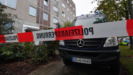 Une voiture de police stationne devant l'immeuble de Leipzig (Allemagne) où Jaber Albakr, un syrien soupçonné de projeter un attentat, a été arrêté le 10 octobre 2016. (HENDRIK SCHMIDT / DPA / AFP)