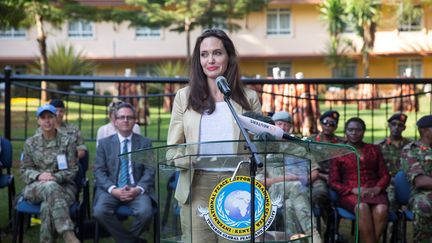 Angelina Jolie dans un camp de jeunes filles réfugiées à Nairobi au Kenya, le 20 juin 2017
 (BAZ RATNER / REUTERS)