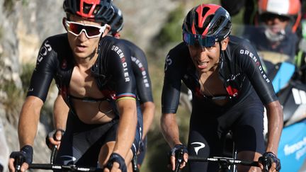 Egan Bernal et Michał Kwiatkowski (Ineos-Grenadiers). (KENZO TRIBOUILLARD / AFP)