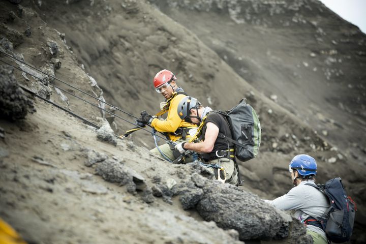 Will Smith et l'alpiniste&nbsp;Erik&nbsp;Weihenmayer descendent dans le cratère du volcan.&nbsp; (DISNEY)