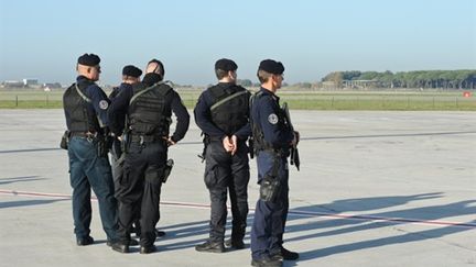 Policiers italiens à l'aéroport de Fiumicino à Rome (image d'archives) (AFP - ANDREAS SOLARO)